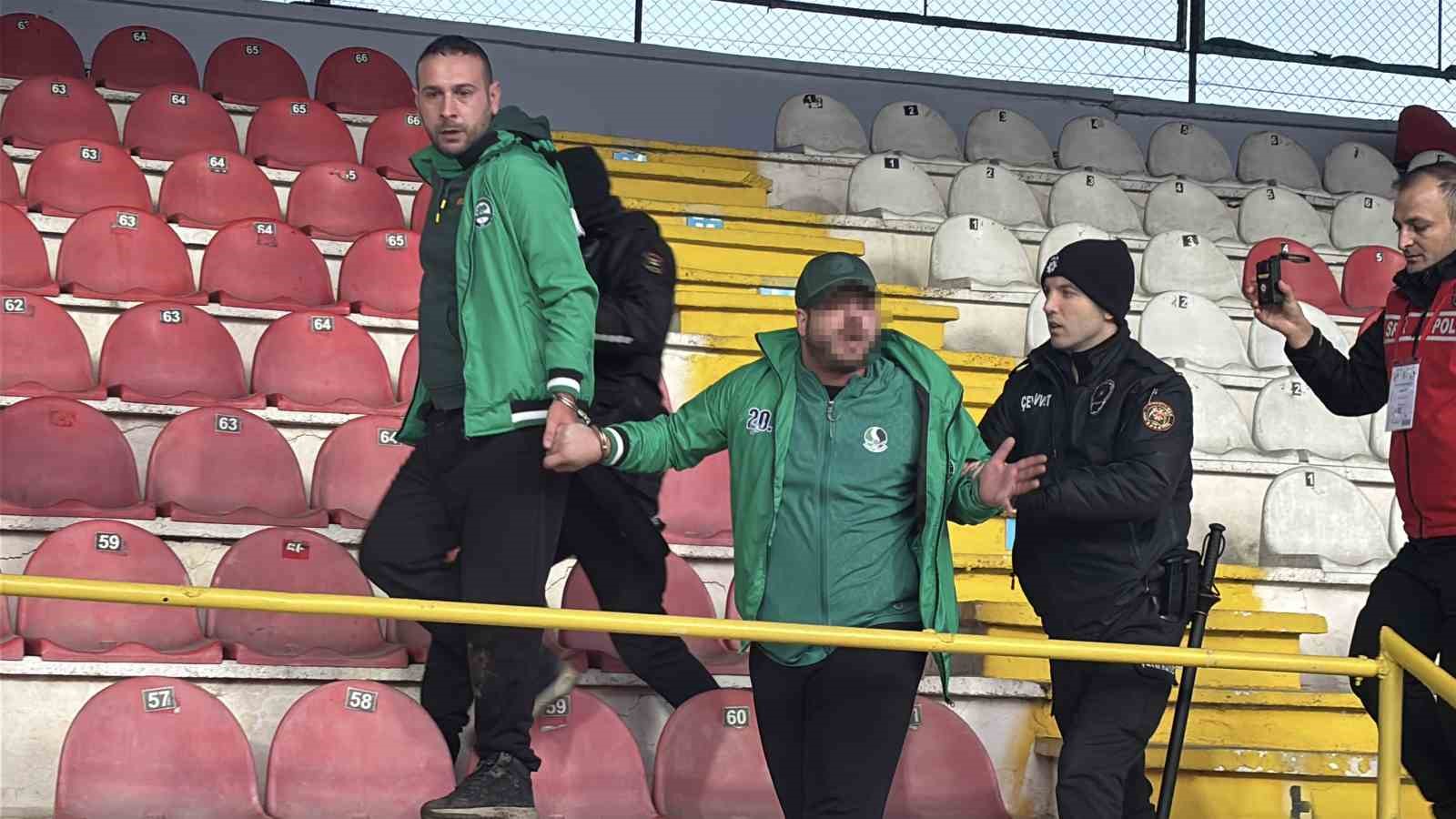 tribunden atlayan sakaryasporlu taraftarlar kelepceyle sahadan cikartildi 6 f5QgSYtB
