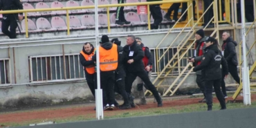 tribunden-atlayan-sakaryasporlu-taraftarlar-kelepceyle-sahadan-cikartildi-CApIFBMv.jpg