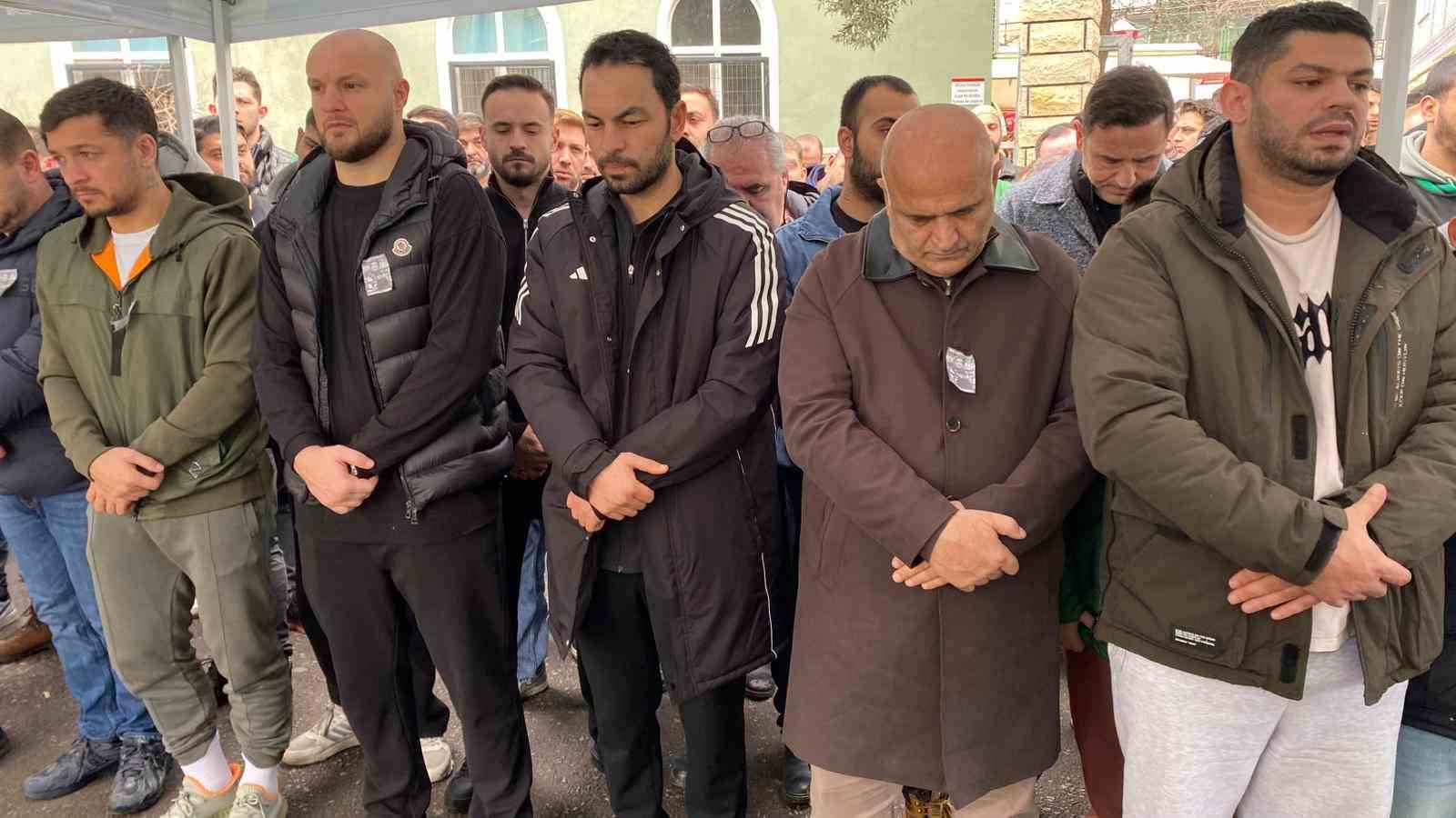 Tribünden düşerek ölen taraftarın babasından yürek yakan feryat 5 tribunden duserek olen taraftarin babasindan yurek yakan feryat 1