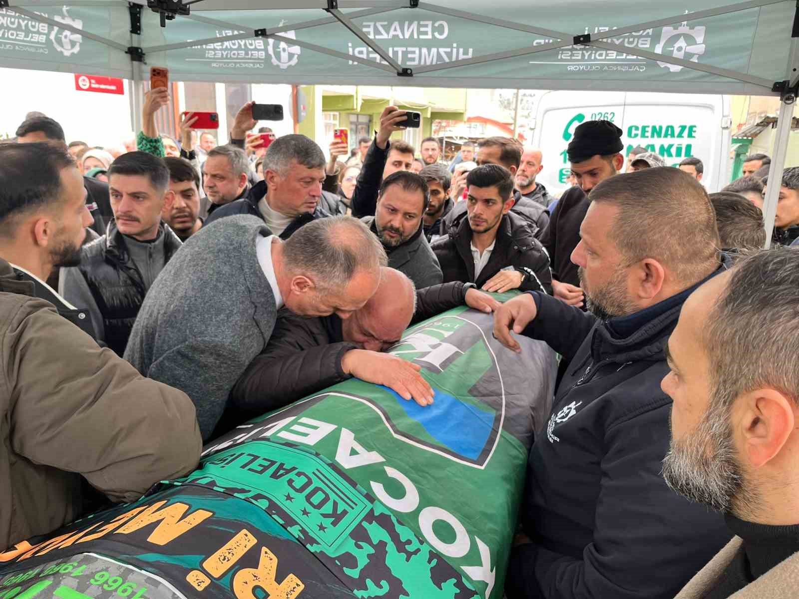 Tribünden düşerek ölen taraftarın babasından yürek yakan feryat 8 tribunden duserek olen taraftarin babasindan yurek yakan feryat 4 VOH8cHMS