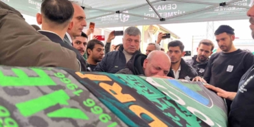 tribunden-duserek-olen-taraftarin-babasindan-yurek-yakan-feryat-4SyAGuTw.jpg