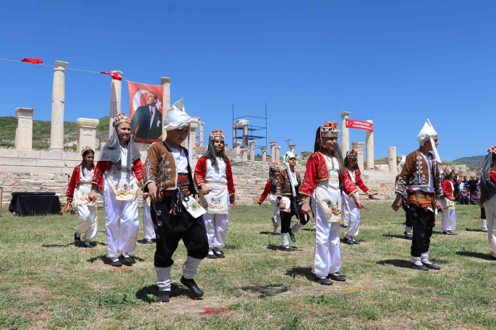 tripolis antik kenti cocuklarin bayramina ev sahipligi yapti 4 jTkHHeBA