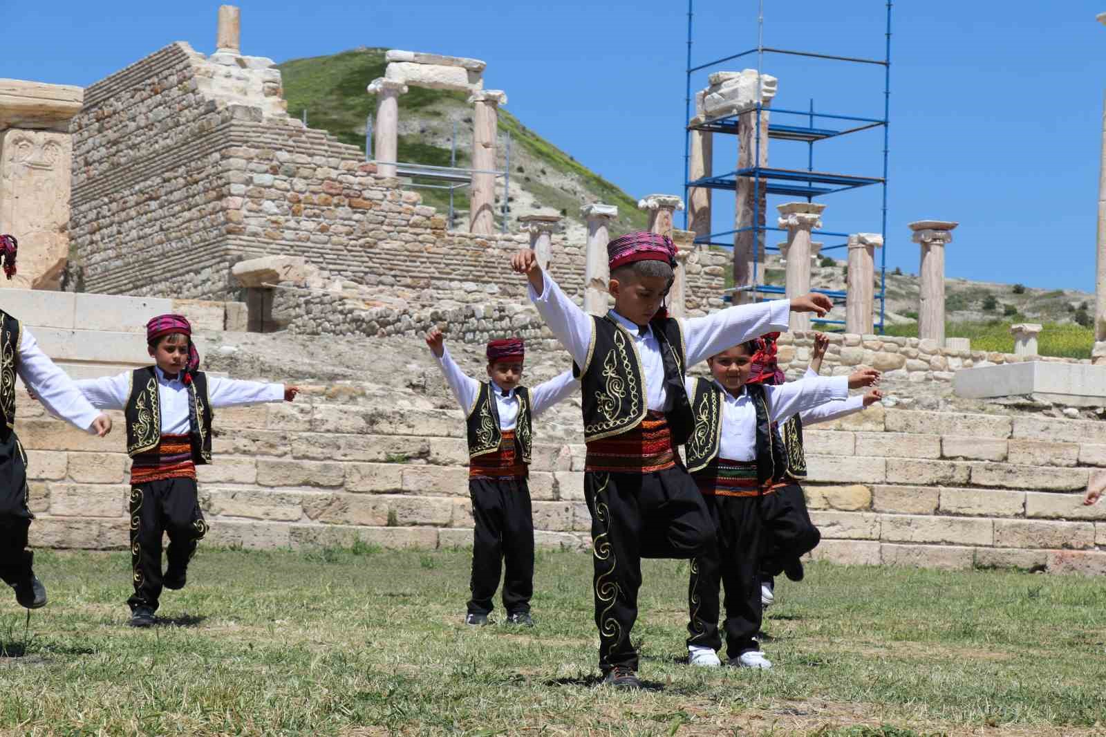 tripolis antik kenti cocuklarin bayramina ev sahipligi yapti 5 t4H7kEj7