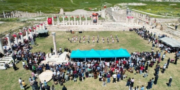 tripolis-antik-kenti-cocuklarin-bayramina-ev-sahipligi-yapti-hliXTgnC.jpg
