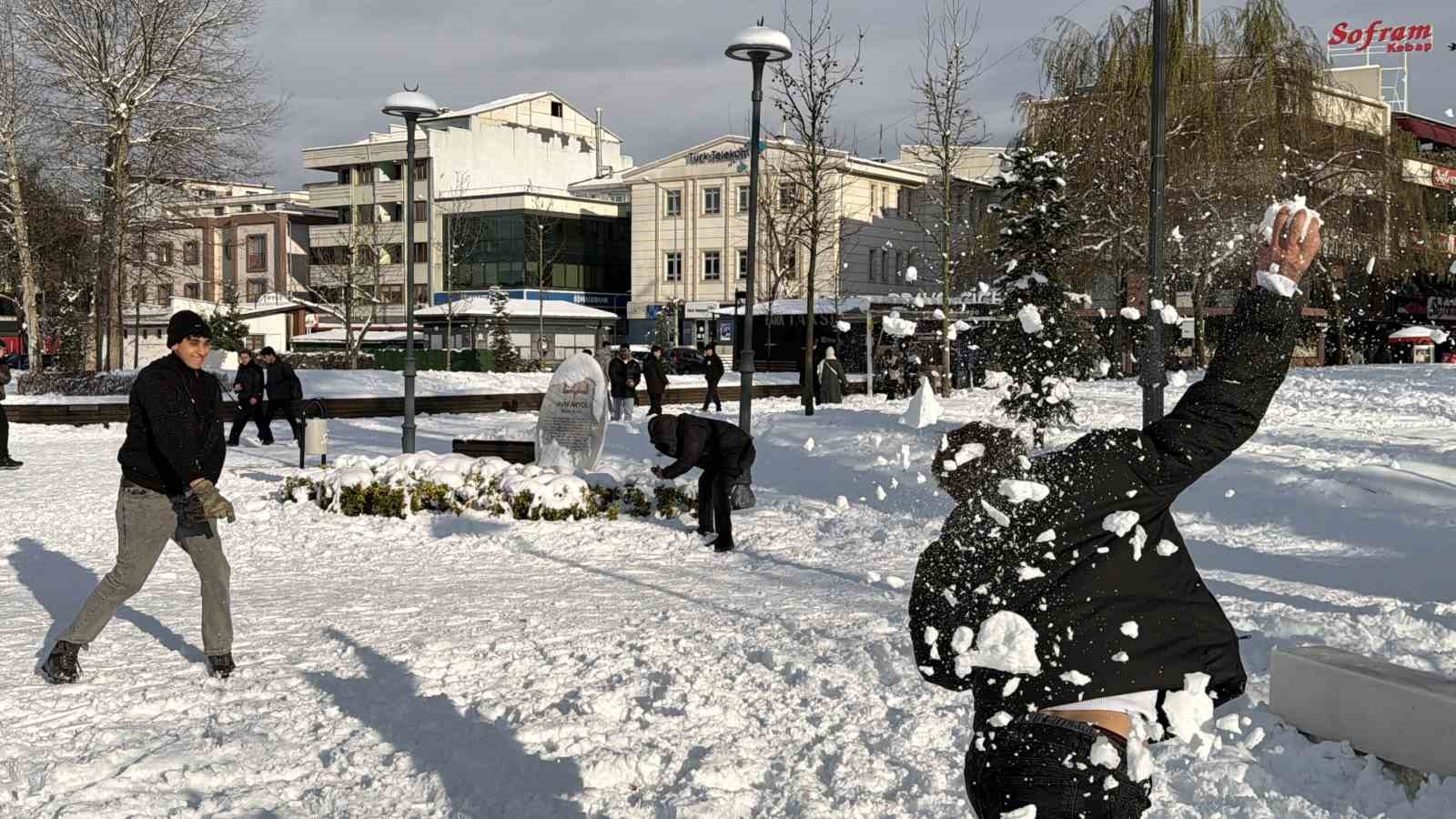 tropikal misafirler kar yagisini gorunce mest oldu 0 amLq7E6u