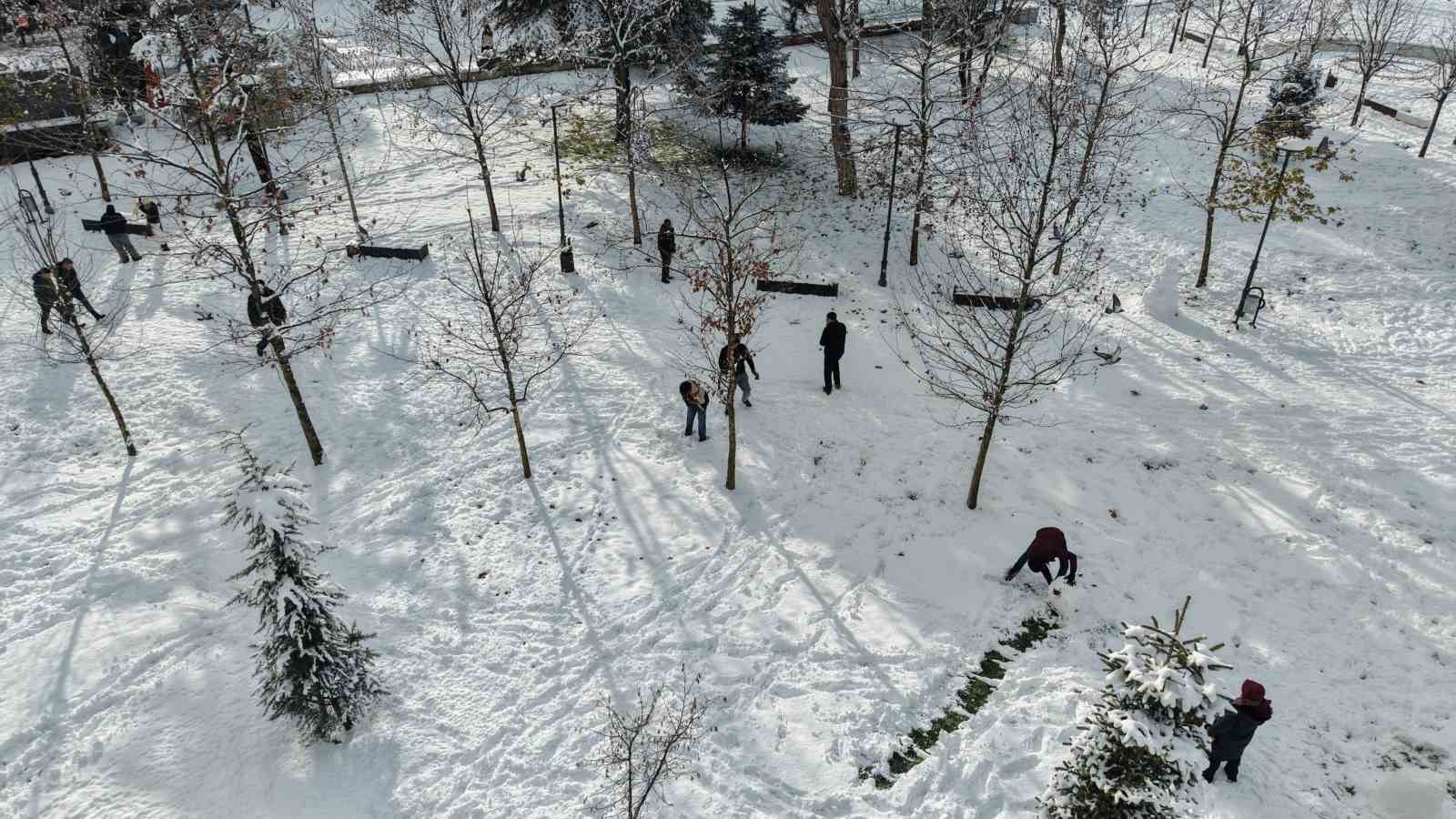 tropikal misafirler kar yagisini gorunce mest oldu 2 3Xv5L4MU