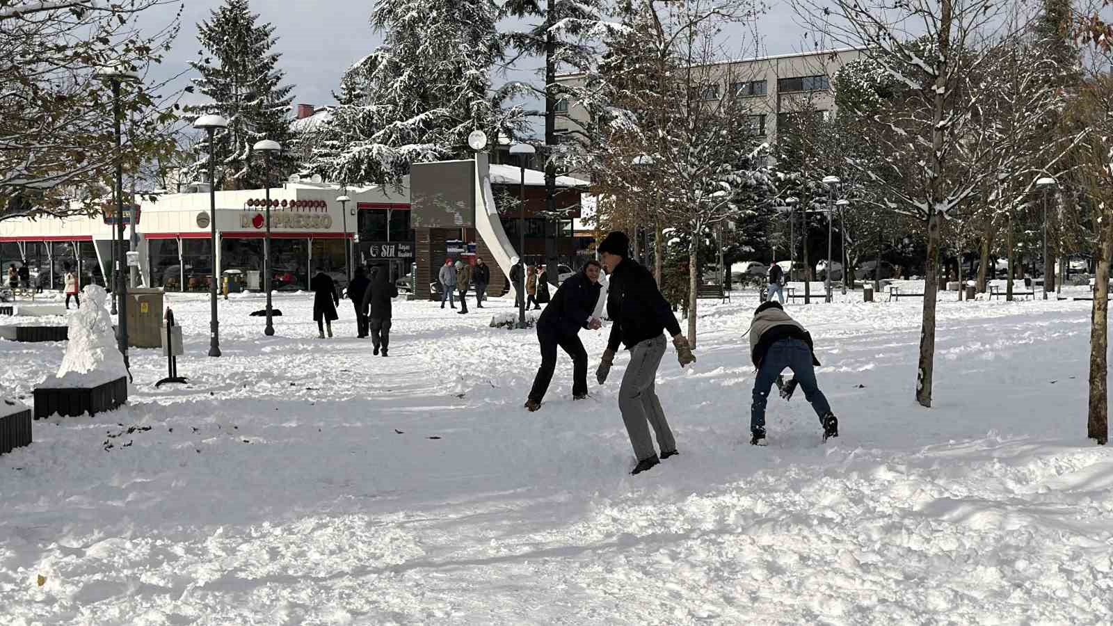 tropikal misafirler kar yagisini gorunce mest oldu 3 jMsYl6GH