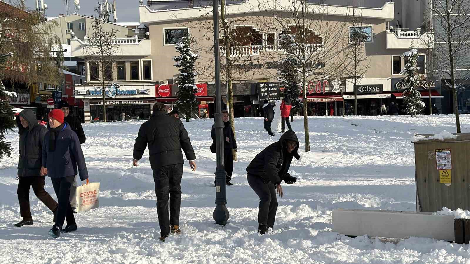tropikal misafirler kar yagisini gorunce mest oldu 7 wnMkjgC5