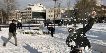 tropikal-misafirler-kar-yagisini-gorunce-mest-oldu-JvKOj6M3.jpg