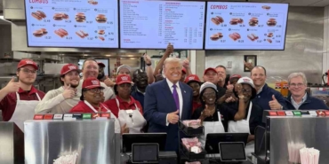 trump-bir-restorani-ziyaret-ederek-baskanlik-ucagina-goturmek-icin-hamburger-siparis-etti-4IPxHDSx.jpg