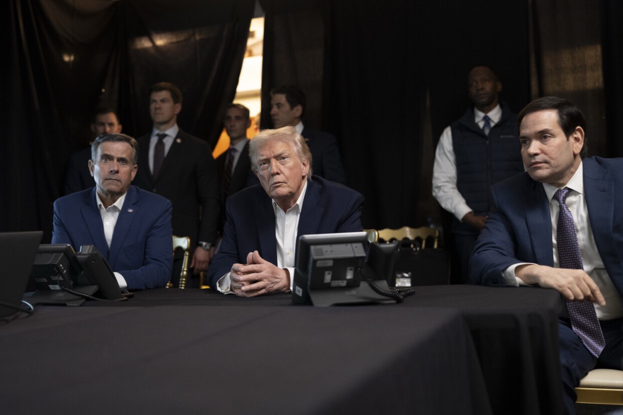 Trump, Venezuela’ya yönelik saldırıları izlediği anların fotoğrafını paylaştı 4 trump venezuelaya yonelik saldirilari izledigi anlarin fotografini paylasti 0 VVOMHgOH