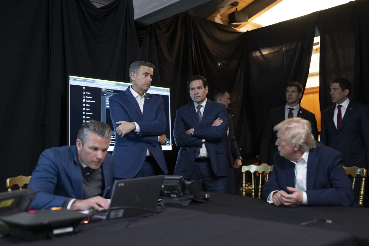 Trump, Venezuela’ya yönelik saldırıları izlediği anların fotoğrafını paylaştı 10 trump venezuelaya yonelik saldirilari izledigi anlarin fotografini paylasti 6 dJjMfyi6
