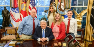 trump-washingtondaki-silahli-saldiridan-agir-yarali-olarak-kurtulan-ulusal-muhafiz-askerinin-ailesini-beyaz-sarayda-RGwujtYR.jpg