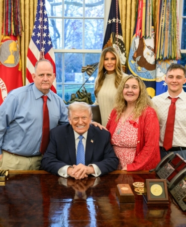 trump-washingtondaki-silahli-saldiridan-agir-yarali-olarak-kurtulan-ulusal-muhafiz-askerinin-ailesini-beyaz-sarayda-RGwujtYR.jpg