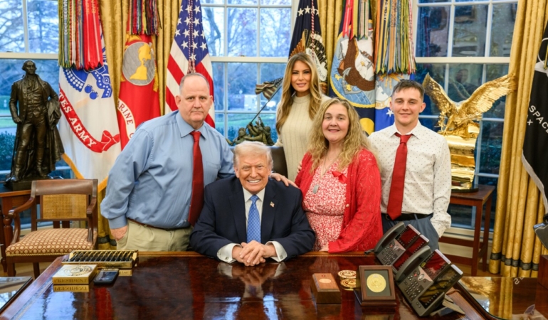 trump-washingtondaki-silahli-saldiridan-agir-yarali-olarak-kurtulan-ulusal-muhafiz-askerinin-ailesini-beyaz-sarayda-RGwujtYR.jpg