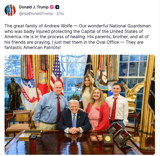 trump washingtondaki silahli saldiridan agir yarali olarak kurtulan ulusal muhafiz askerinin ailesini beyaz sarayda hUFItrPn