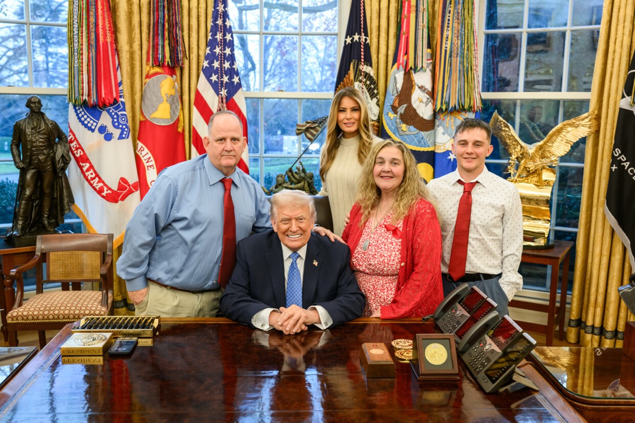 trump washingtondaki silahli saldiridan agir yarali olarak kurtulan ulusal muhafiz askerinin ailesini beyaz sarayda tVUhyiNa