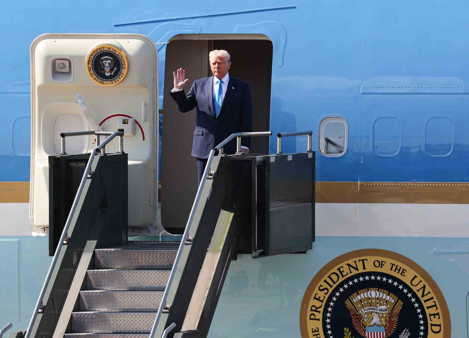 Trump’a Güney Kore’de en yüksek devlet onuru "Mugunghwa Büyük Nişanı" verildi 5 trumpa guney korede en yuksek devlet onuru mugunghwa buyuk nisani verildi 1 VnamYkWg