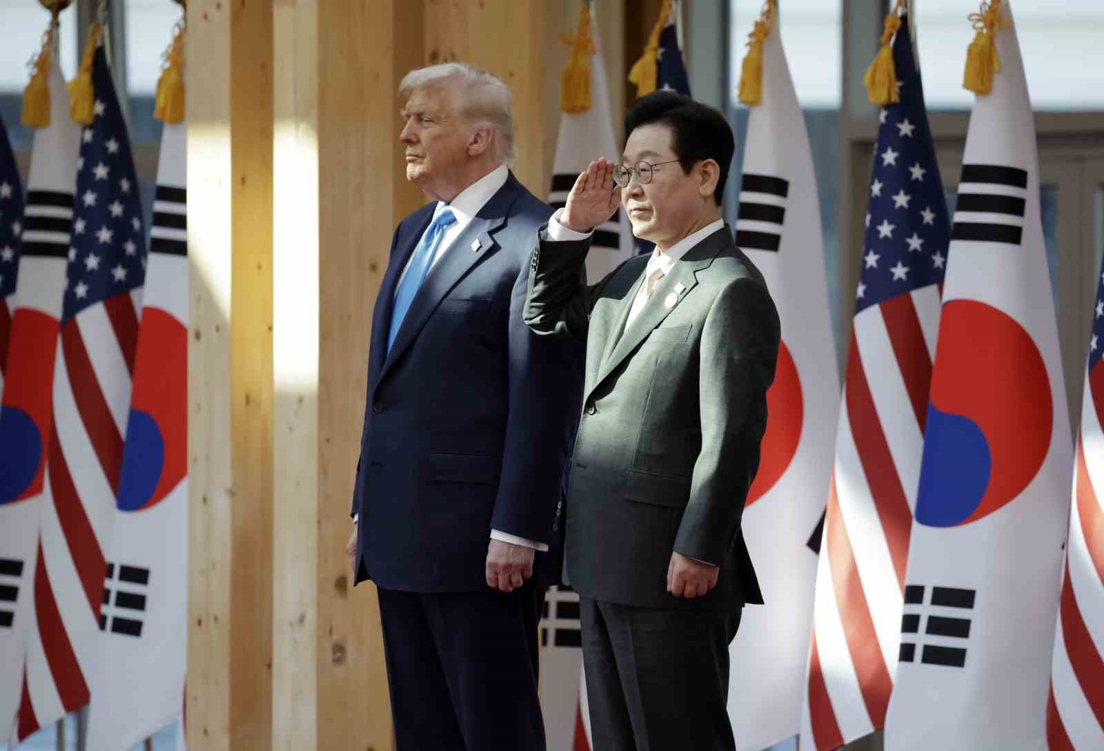 Trump’a Güney Kore’de en yüksek devlet onuru "Mugunghwa Büyük Nişanı" verildi 14 trumpa guney korede en yuksek devlet onuru mugunghwa buyuk nisani verildi 10 kyv5SkQq