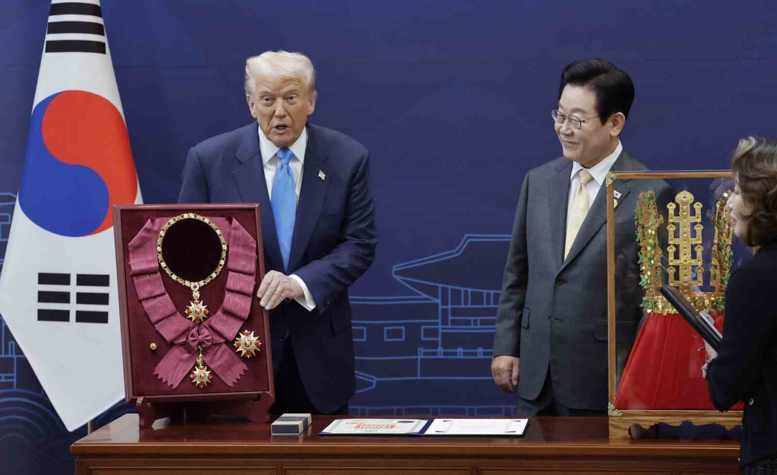 Trump’a Güney Kore’de en yüksek devlet onuru "Mugunghwa Büyük Nişanı" verildi 17 trumpa guney korede en yuksek devlet onuru mugunghwa buyuk nisani verildi 13 egLpYuqW