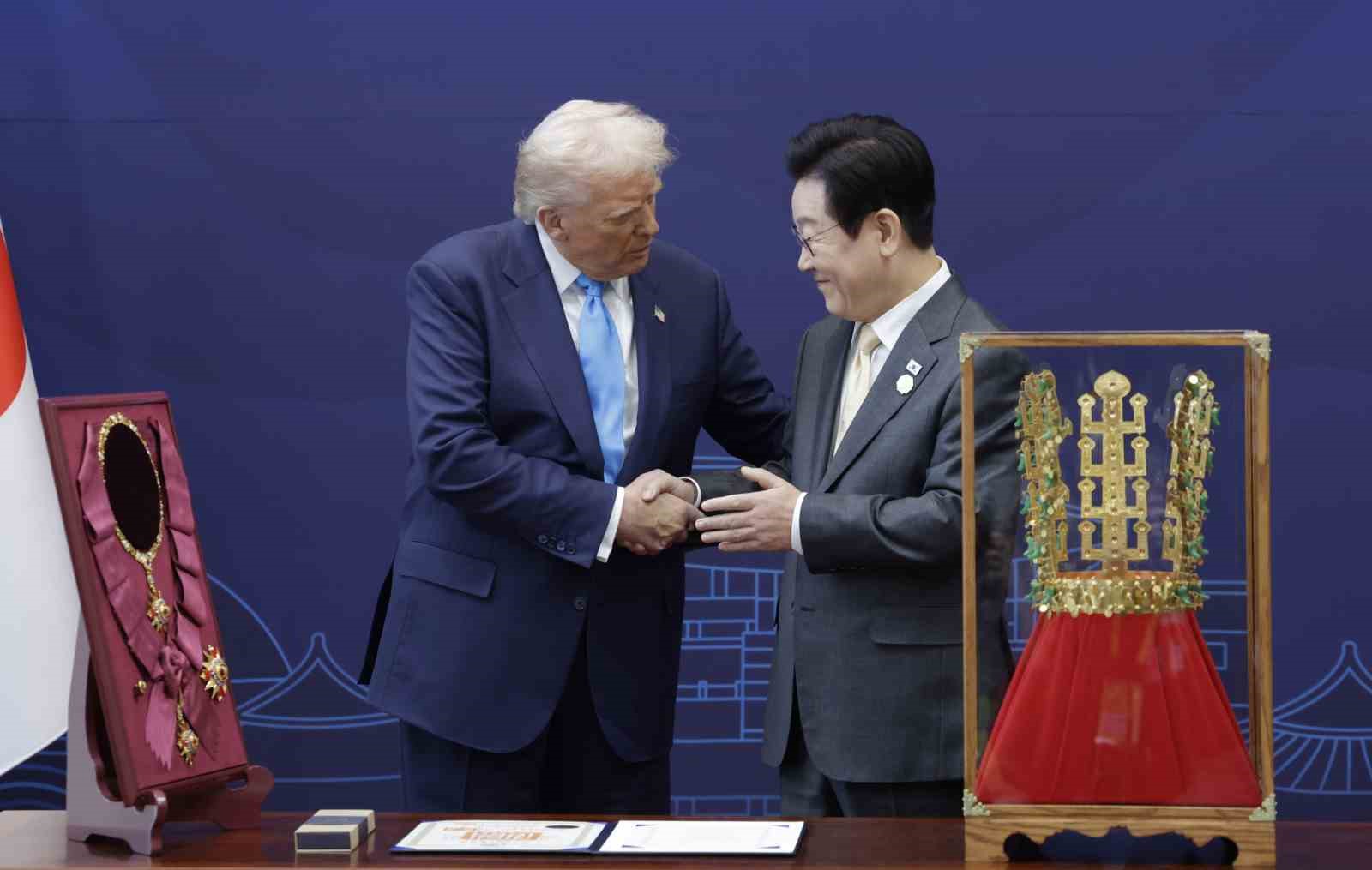 Trump’a Güney Kore’de en yüksek devlet onuru "Mugunghwa Büyük Nişanı" verildi 18 trumpa guney korede en yuksek devlet onuru mugunghwa buyuk nisani verildi 14 h7F49EHg