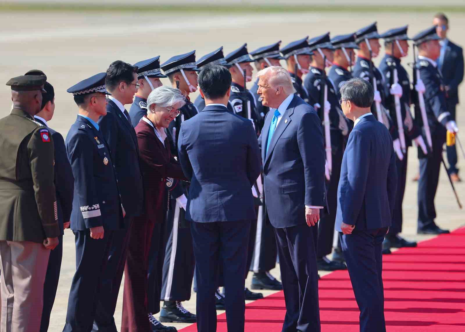 Trump’a Güney Kore’de en yüksek devlet onuru "Mugunghwa Büyük Nişanı" verildi 10 trumpa guney korede en yuksek devlet onuru mugunghwa buyuk nisani verildi 6