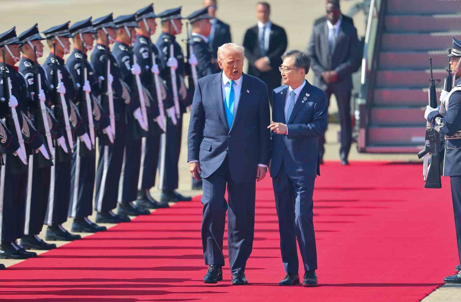 Trump’a Güney Kore’de en yüksek devlet onuru "Mugunghwa Büyük Nişanı" verildi 11 trumpa guney korede en yuksek devlet onuru mugunghwa buyuk nisani verildi 7 6E2vvywH