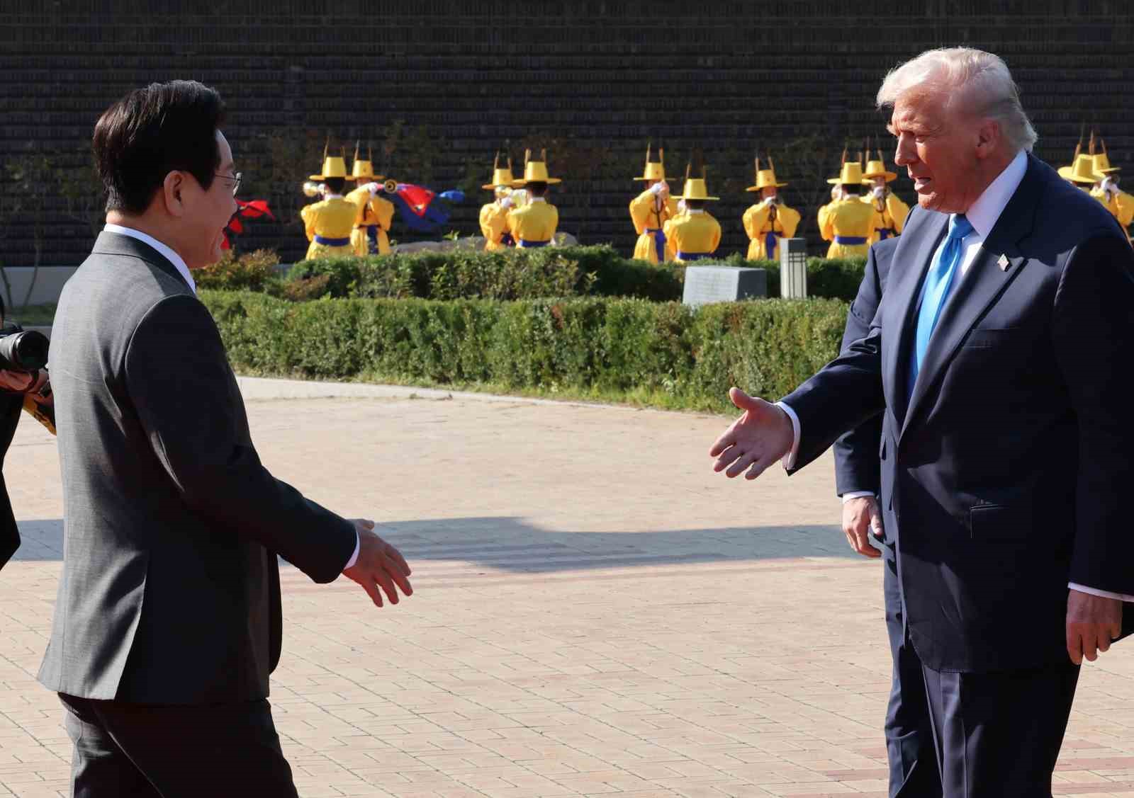 Trump’a Güney Kore’de en yüksek devlet onuru "Mugunghwa Büyük Nişanı" verildi 13 trumpa guney korede en yuksek devlet onuru mugunghwa buyuk nisani verildi 9 kGF4FLWj