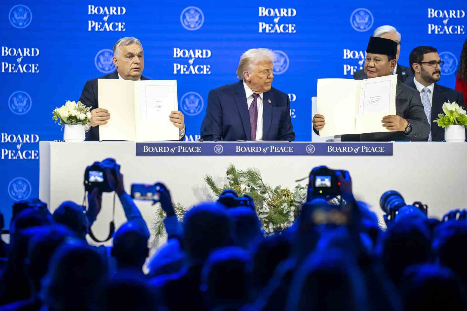 trumpin kurdugu baris kurulunun kurulus sozlesmesi davosta imzalandi 3