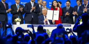 trumpin-kurdugu-baris-kurulunun-kurulus-sozlesmesi-davosta-imzalandi-AdLfi9cT.jpg