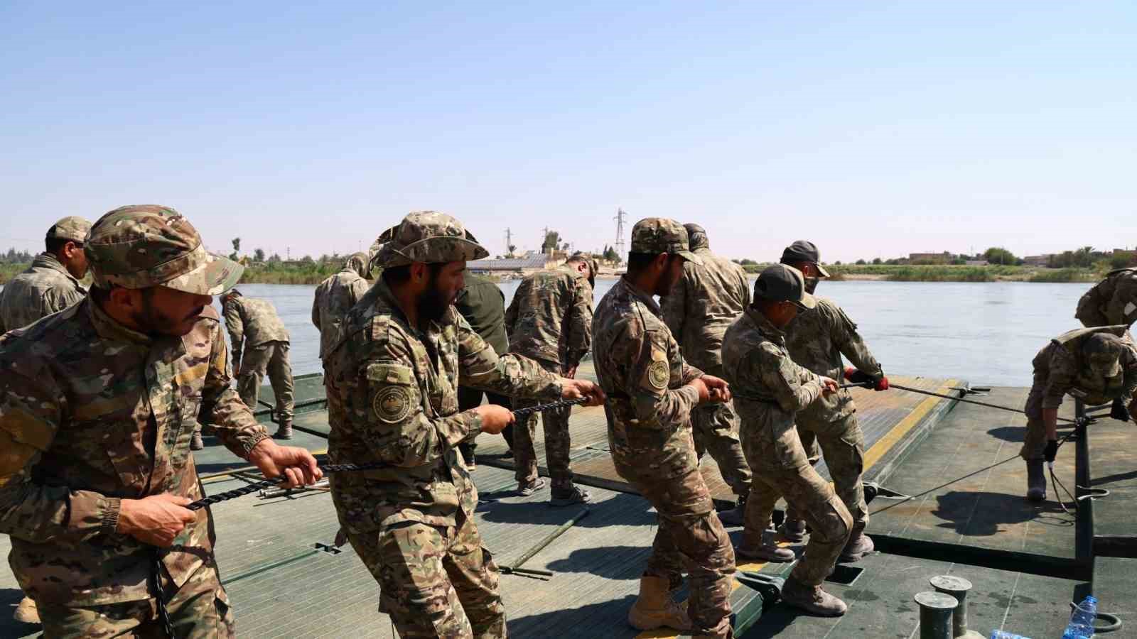 TSK ve Suriye ordusu, Fırat Nehri üzerinde yüzer köprü inşa etti 5 tsk ve suriye ordusu firat nehri uzerinde yuzer kopru insa etti 1