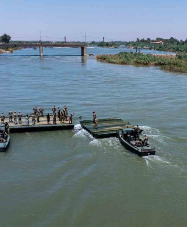 tsk-ve-suriye-ordusu-firat-nehri-uzerinde-yuzer-kopru-insa-etti-fT8X6y5n.jpg