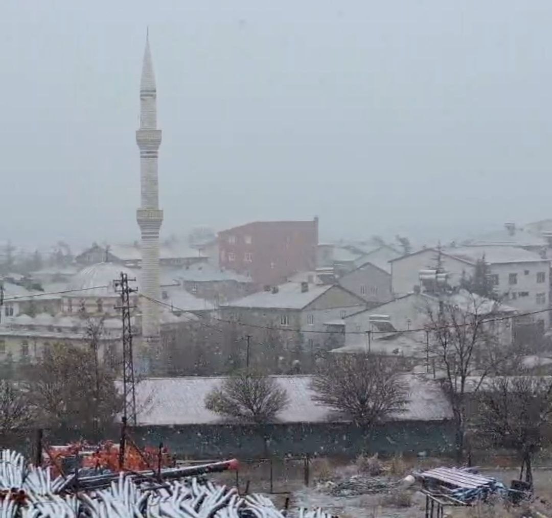 tufanbeylide kisa sureli yagan kar sevindirdi 1 LXLnAJhp
