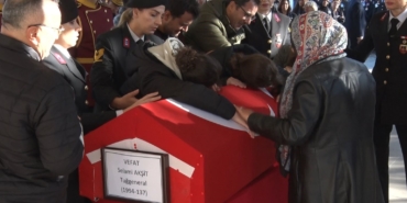 tuggeneral-selami-aksit-icin-ankarada-toren-duzenlendi-yakinlari-tabuta-sarilarak-gozyasi-doktu-sc8yCJBb.jpg