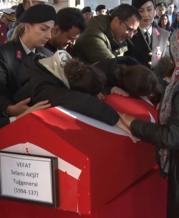 tuggeneral-selami-aksit-icin-ankarada-toren-duzenlendi-yakinlari-tabuta-sarilarak-gozyasi-doktu-sc8yCJBb.jpg