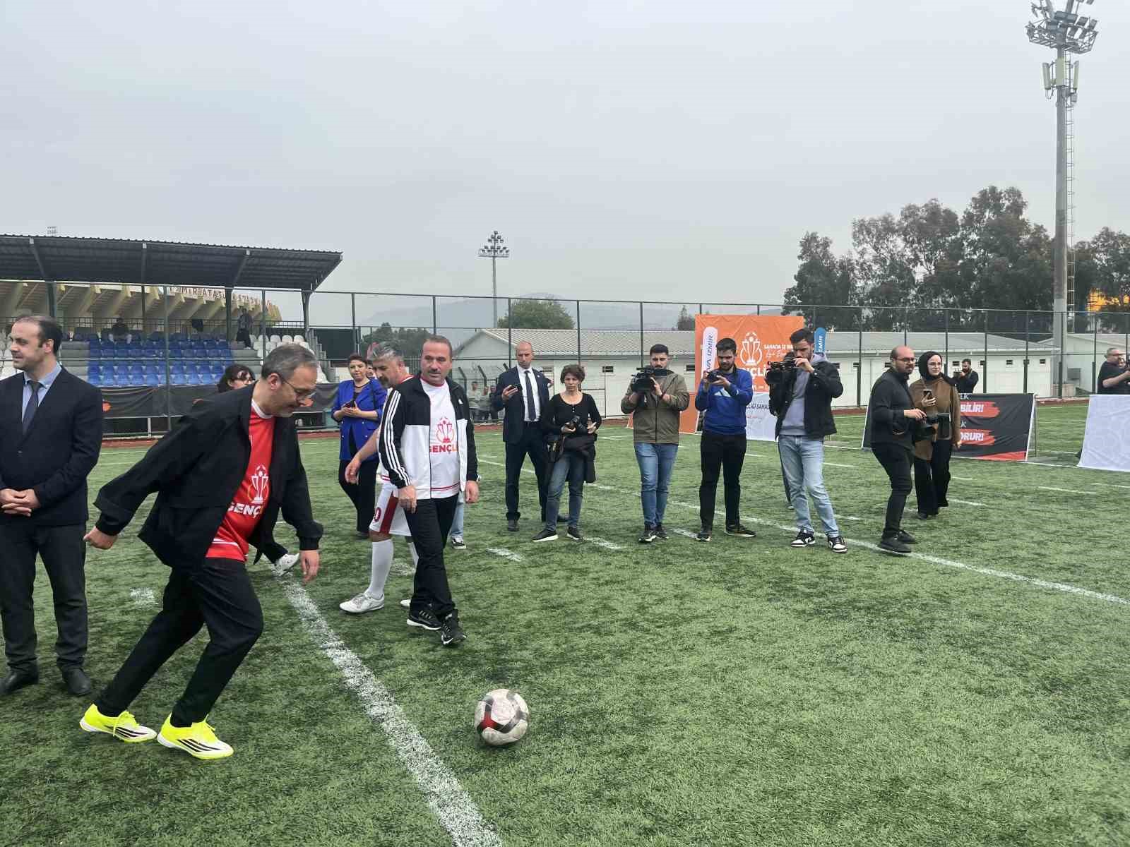 tugva izmir liseler arasi genclig futbol turnuvasi heyecani basladi 1 iNBsfXBi