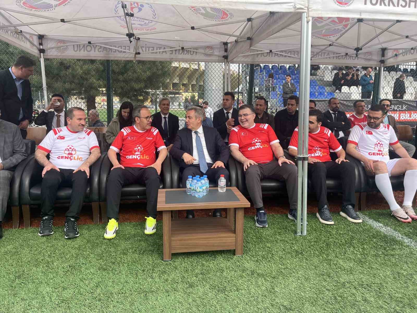 tugva izmir liseler arasi genclig futbol turnuvasi heyecani basladi 4