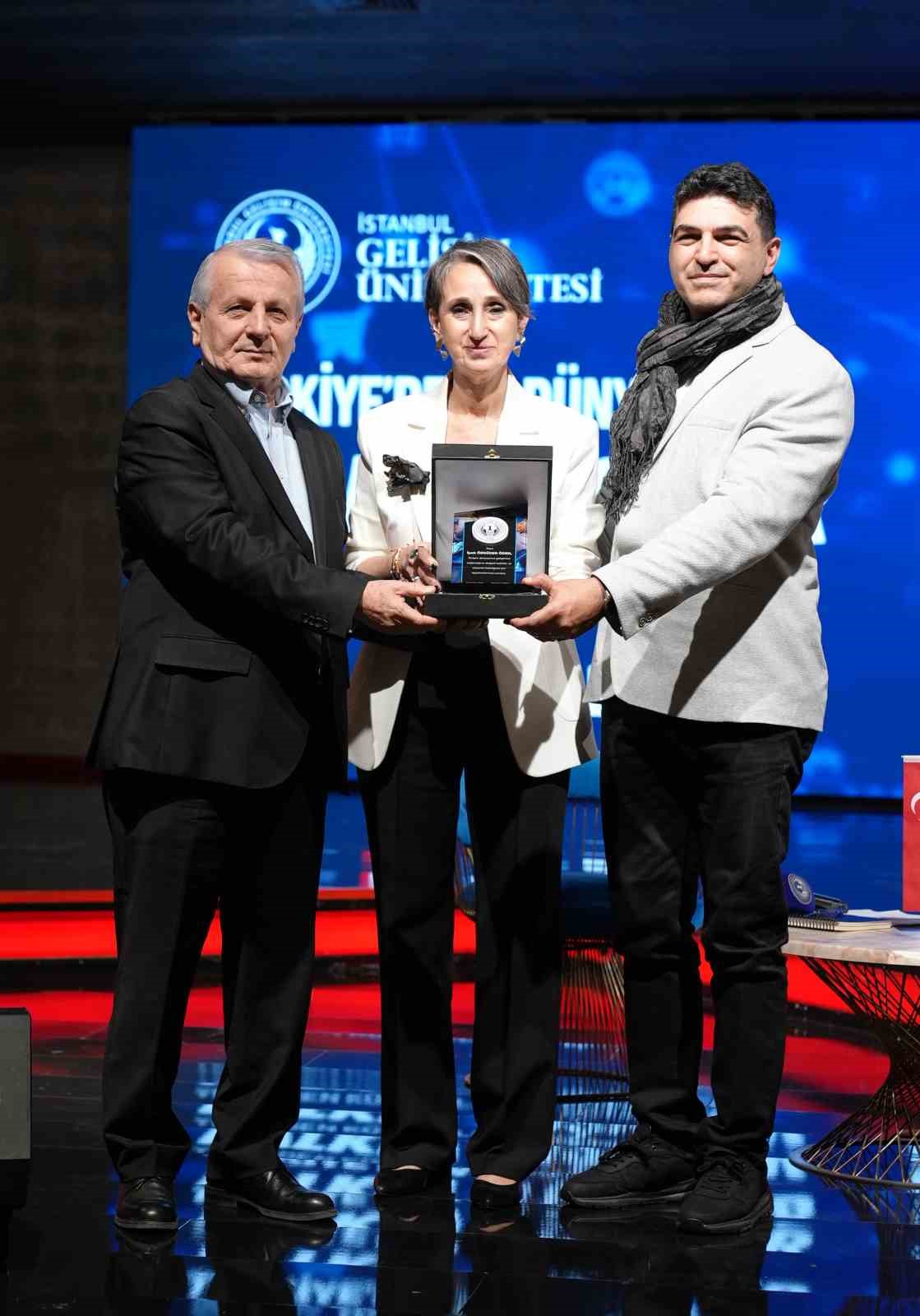 tuhid baskani ipek ozguden ozen istanbul gelisim universitesinde halkla iliskilerin gelecegini anlatti 2 Ukuf6WqI