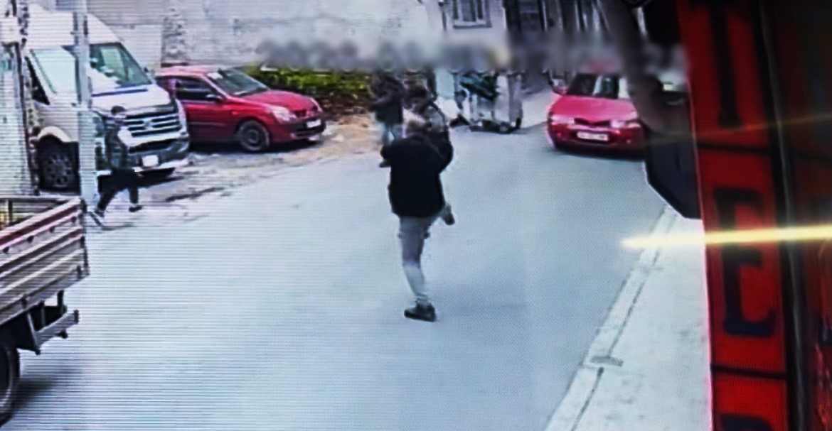 tukuruk kizdirdi birbirlerine ucan tekmeyle saldirdilar 2 YbpYrWUw