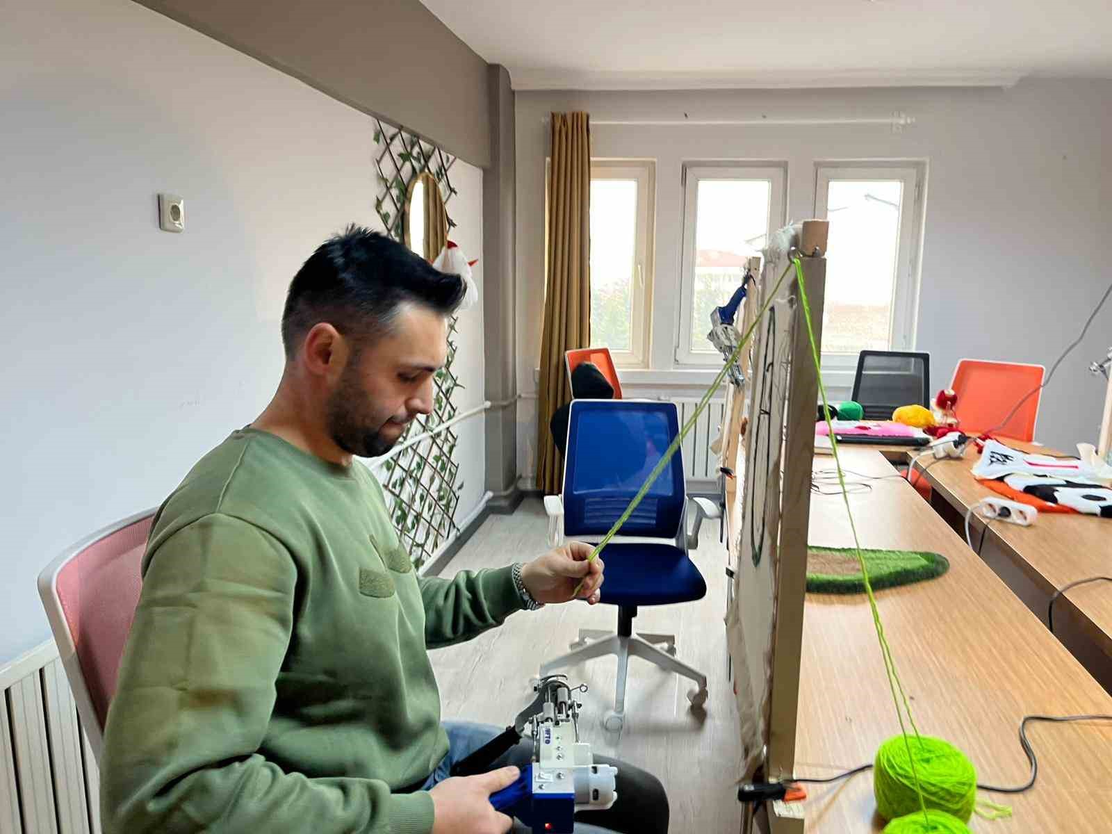 tum birikimi ile actigi hali dokuma atolyesinde hayallerini kumasa dokuyor 6 lE8CYHVc