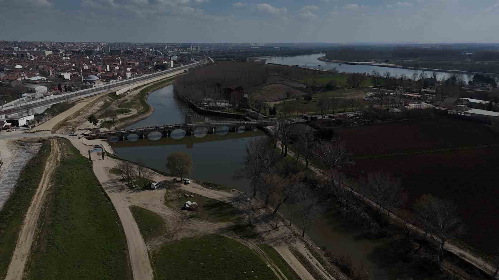 tunca nehri kiyisinda toprak kaymasi 50 metrelik alanda catlaklar olustu 0
