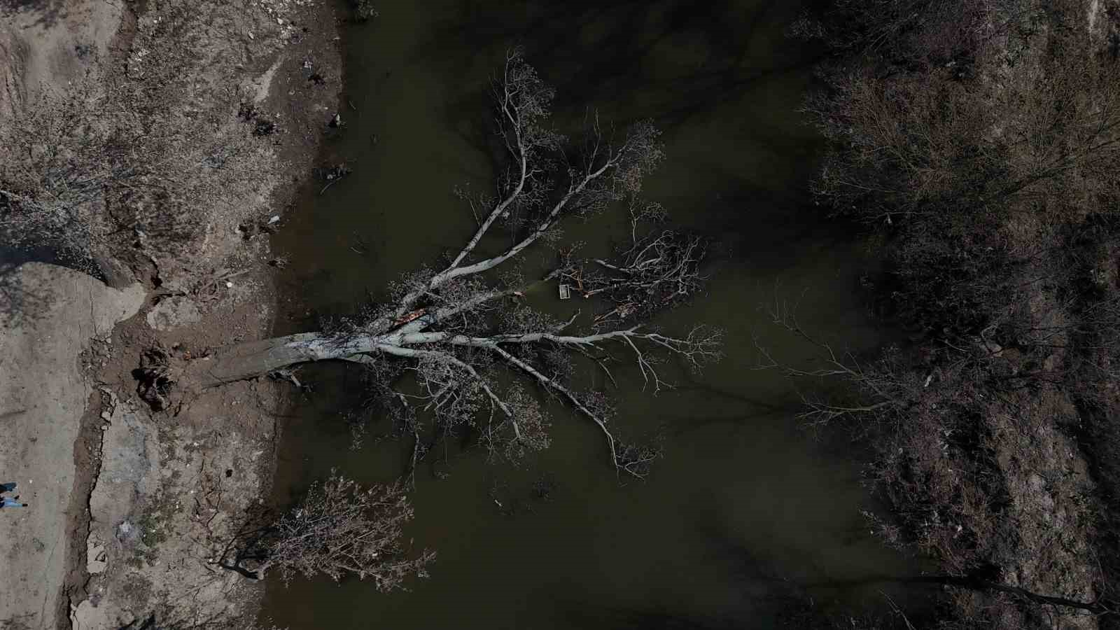 tunca nehri kiyisinda toprak kaymasi 50 metrelik alanda catlaklar olustu 1