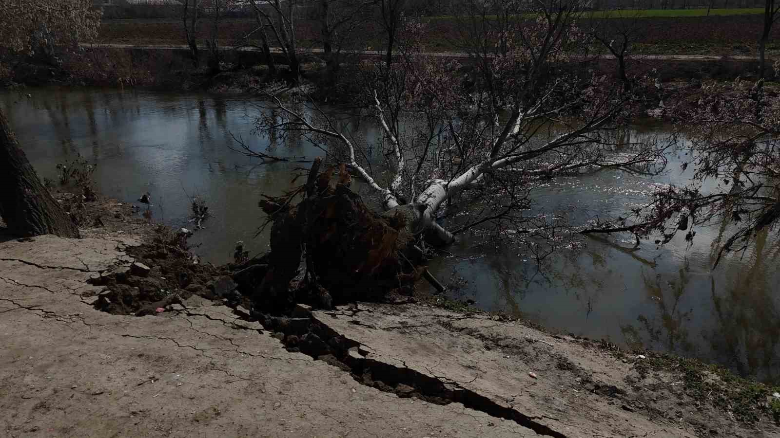 tunca nehri kiyisinda toprak kaymasi 50 metrelik alanda catlaklar olustu 2