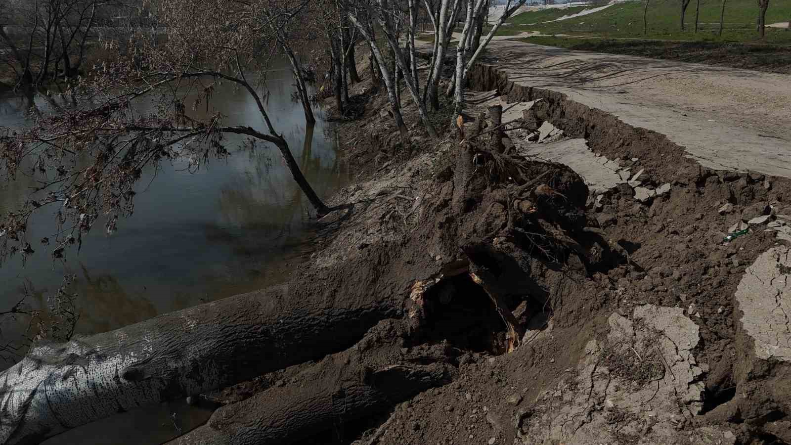 tunca nehri kiyisinda toprak kaymasi 50 metrelik alanda catlaklar olustu 3 4kpvuAyU
