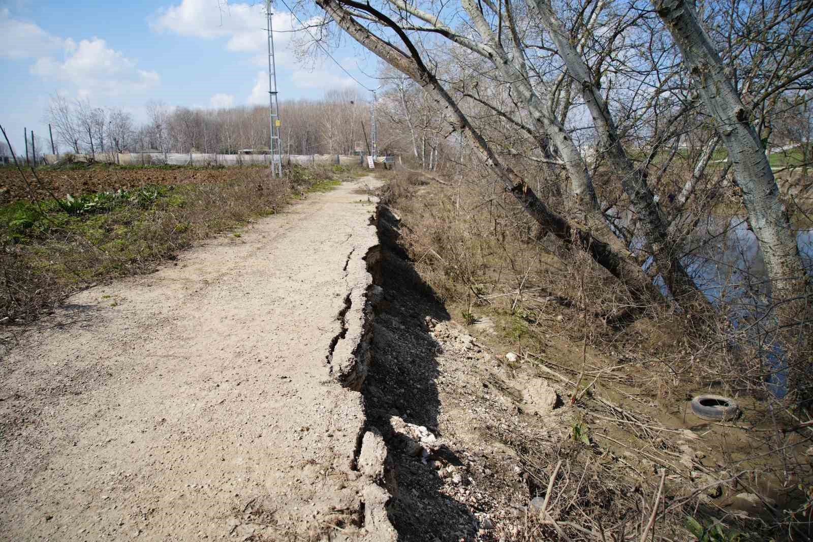 tunca nehri kiyisinda toprak kaymasi 50 metrelik alanda catlaklar olustu 4 LEtU6OUE
