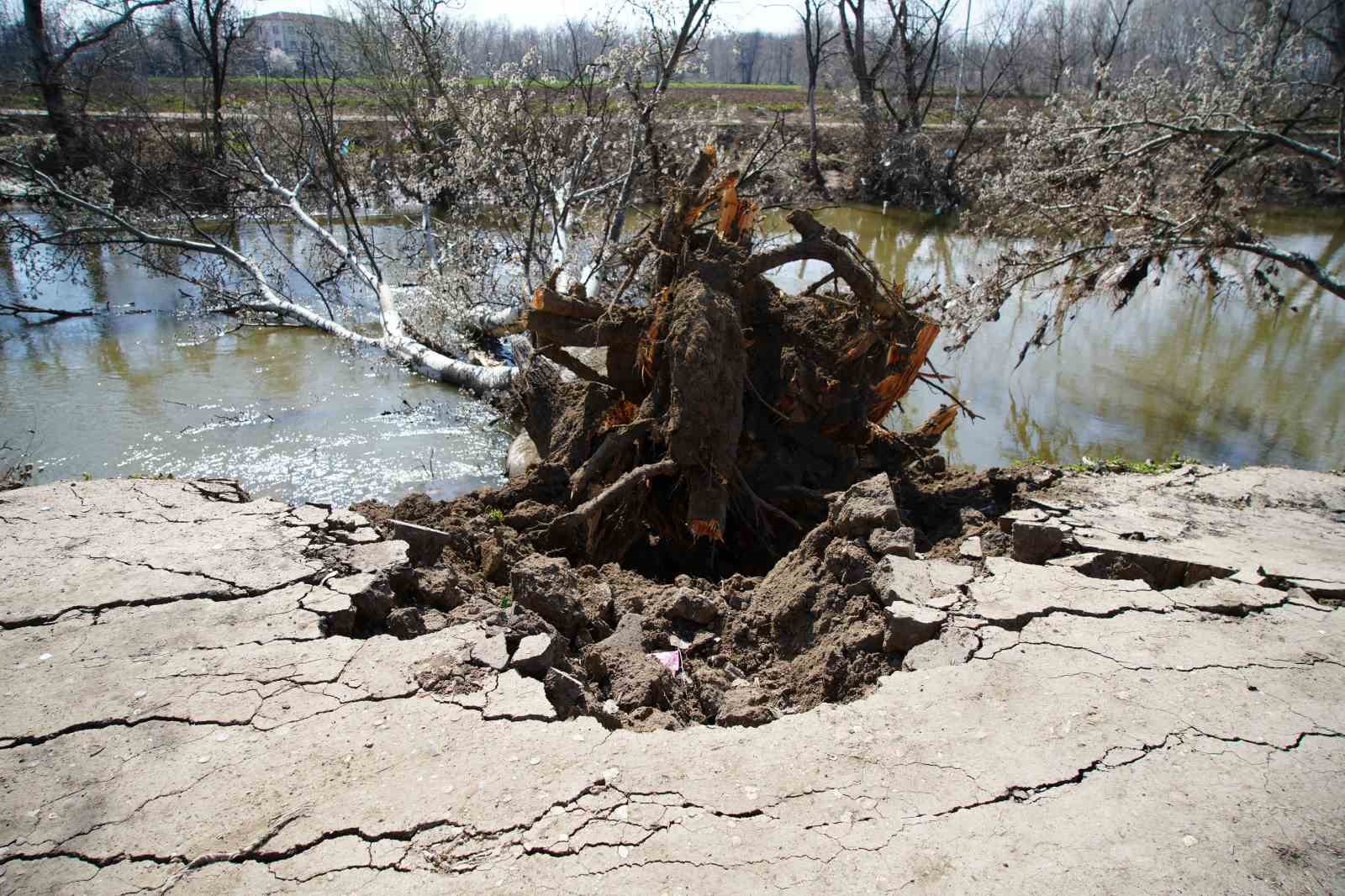 tunca nehri kiyisinda toprak kaymasi 50 metrelik alanda catlaklar olustu 5 GEgMdJOu