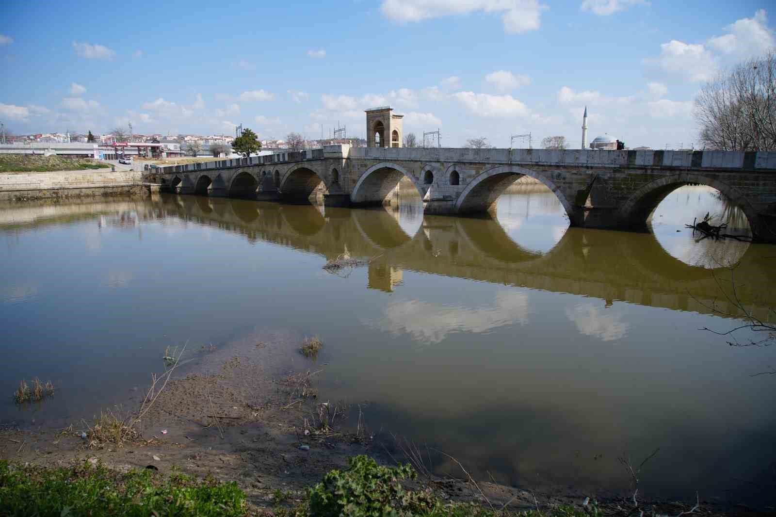 tunca nehri kiyisinda toprak kaymasi 50 metrelik alanda catlaklar olustu 6 lJheOQaU