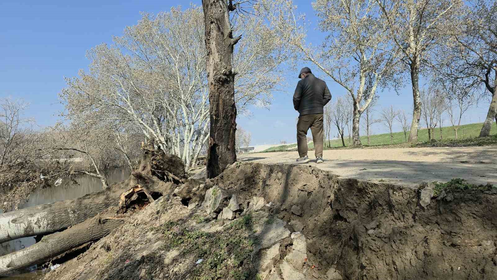 tunca nehri kiyisinda toprak kaymasi 9 yil sonra gelen taskinlar zemini etkiledi 1 zJ3MASWy