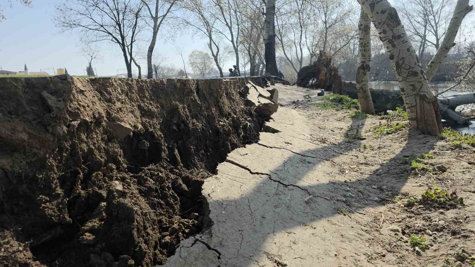 tunca nehri kiyisinda toprak kaymasi 9 yil sonra gelen taskinlar zemini etkiledi 2 Ck51UD1Z