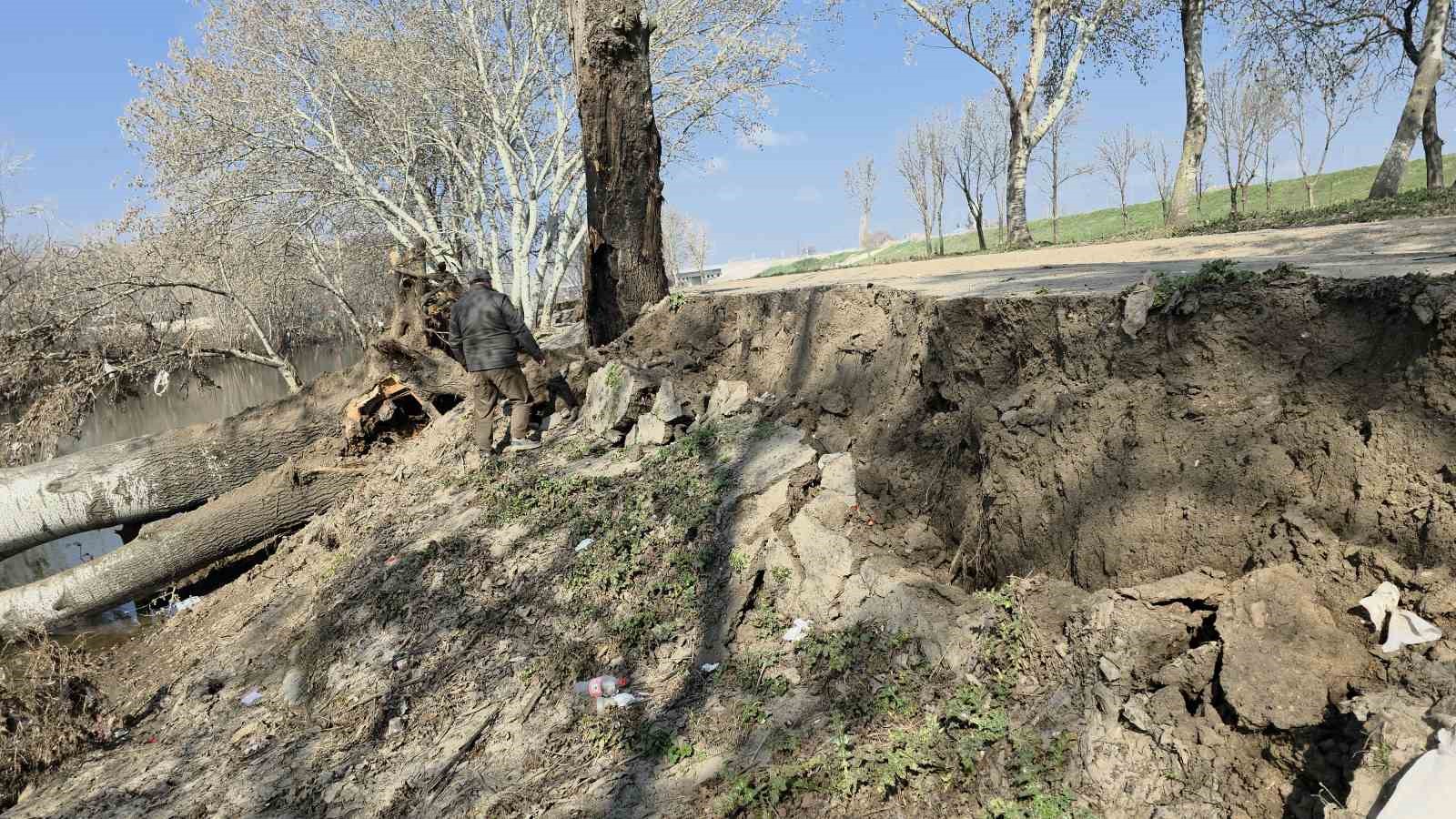 tunca nehri kiyisinda toprak kaymasi 9 yil sonra gelen taskinlar zemini etkiledi 3 4I7kdDw5